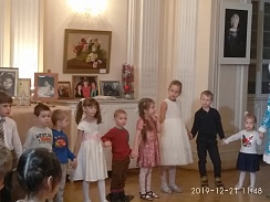 Поздравление детей в центре имени Елены Образцовой