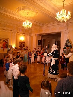 Поздравление детей в центре имени Елены Образцовой